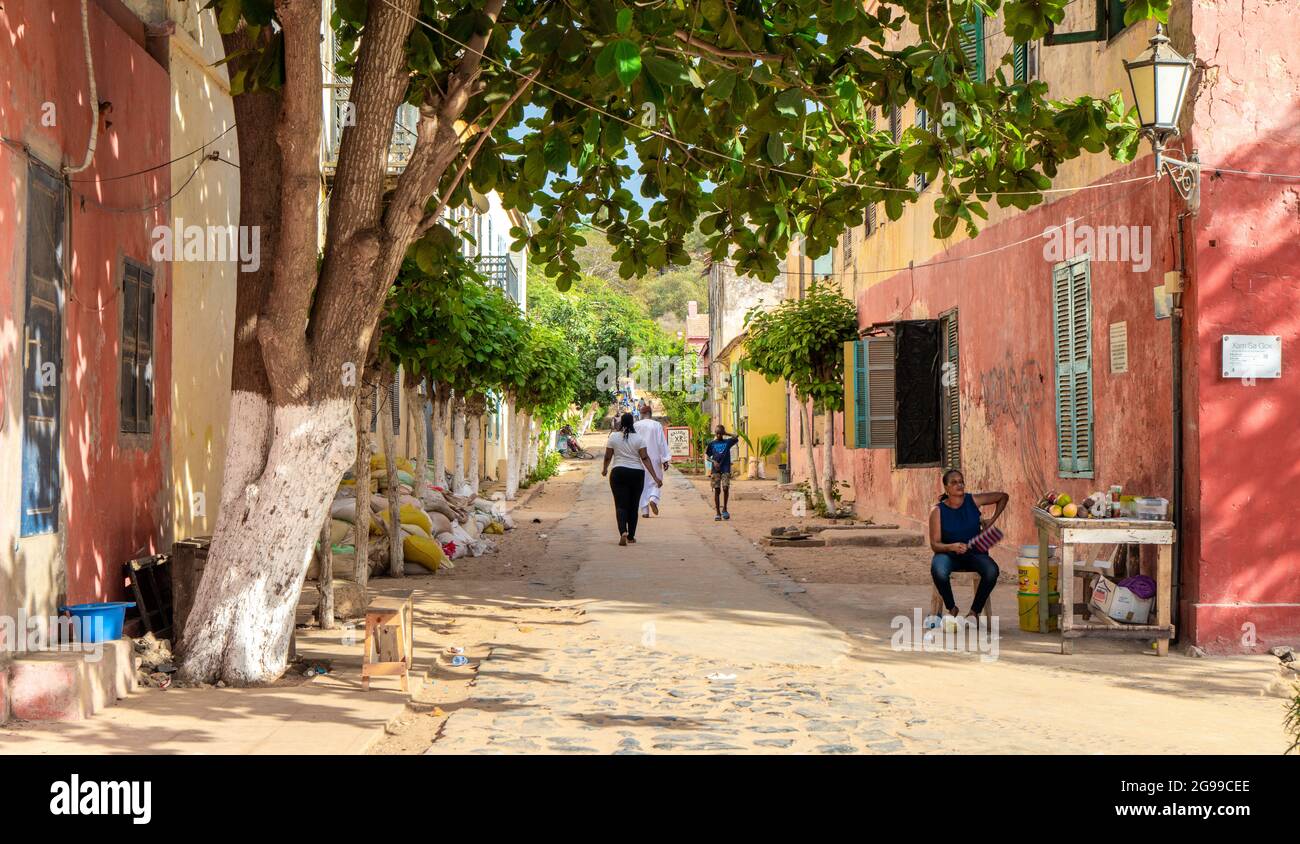 Strade colorate dell'isola di Goree, Dakar, Senegal. L'isola è conosciuta per il suo ruolo nel commercio degli schiavi dell'Atlantico dal XV al XIX secolo. Foto Stock