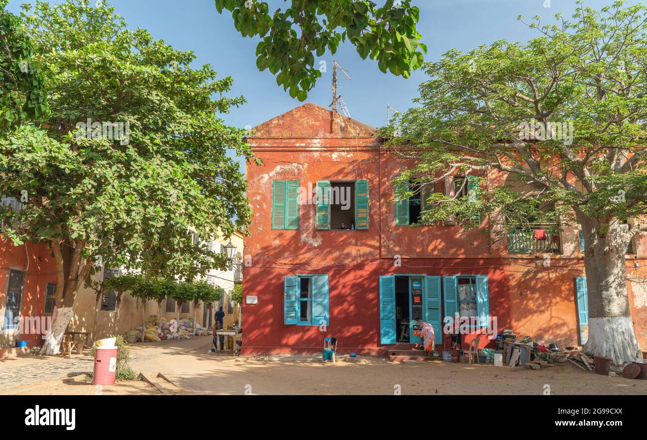 Strade colorate dell'isola di Goree, Dakar, Senegal. L'isola è conosciuta per il suo ruolo nel commercio degli schiavi dell'Atlantico dal XV al XIX secolo. Foto Stock
