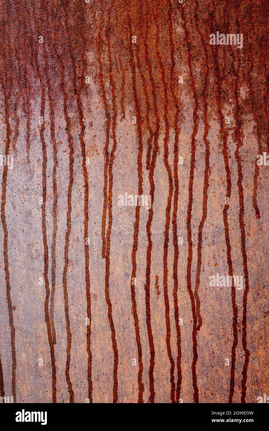 Acqua che corre giù il foglio di ferro arrugginito. Newcastle upon Tyne Foto Stock