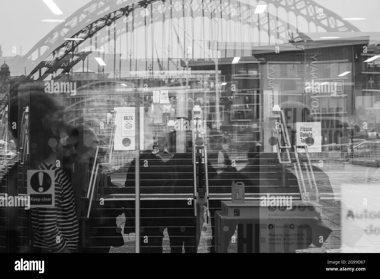 Riflessioni nella finestra della Galleria Baltica, Newcastle upon Tyne. Foto Stock