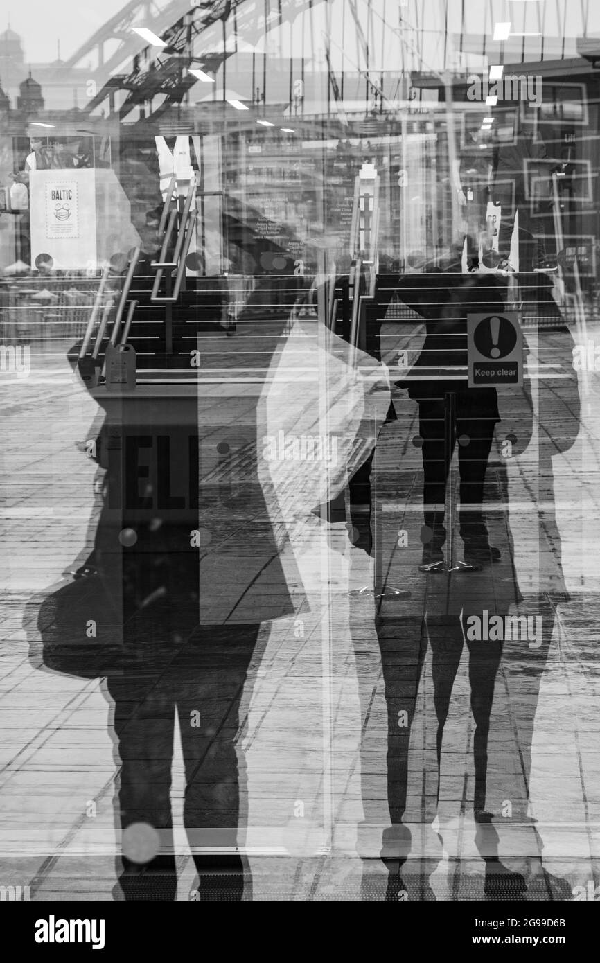 Riflessioni nella finestra della Galleria Baltica, Newcastle upon Tyne. Foto Stock