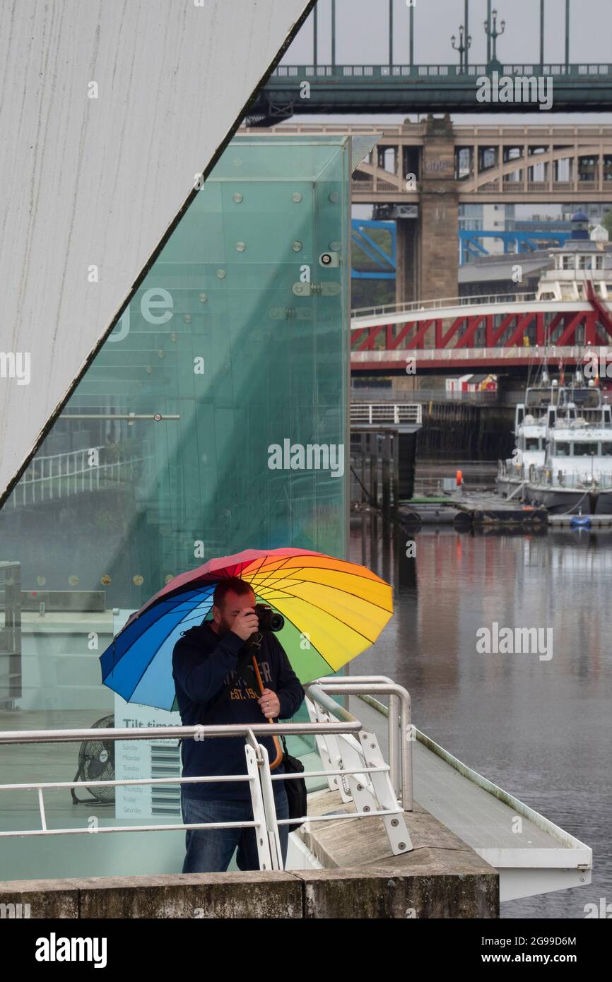 Fotografo in the Rain, Gateshead, Newcastle upon Tyne Foto Stock
