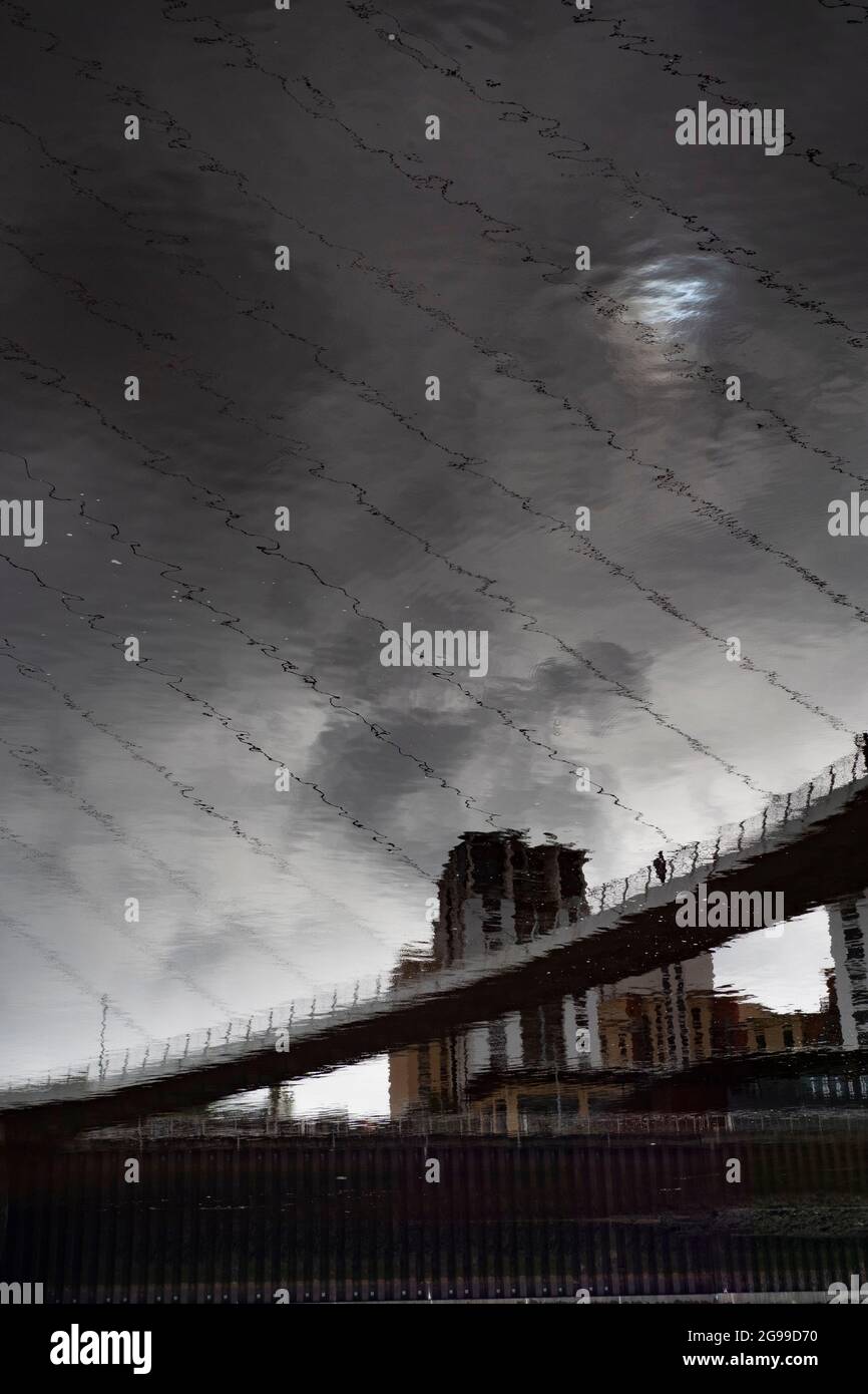 Riflessioni della Baltic Art Gallery e del Millennium Bridge nel fiume Tyne Newcastle upon Tyne Foto Stock