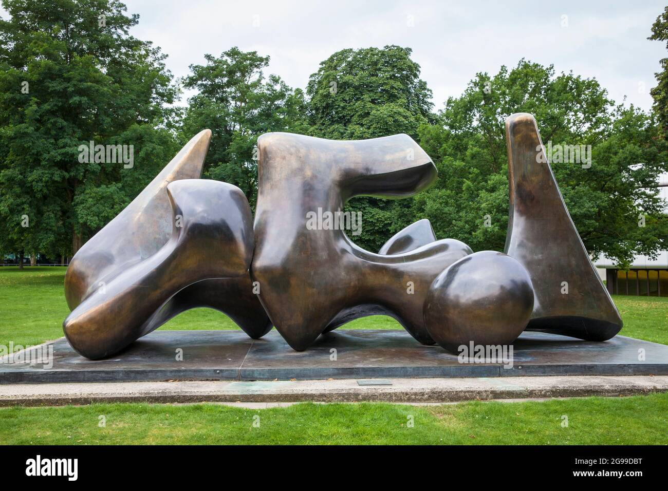 La scultura in bronzo grandi vertebre (1968/69) di Henry Moore alla Landebausparkasse, Muenster, Nord Reno-Westfalia, Germania. Die Bronzeplastik Foto Stock