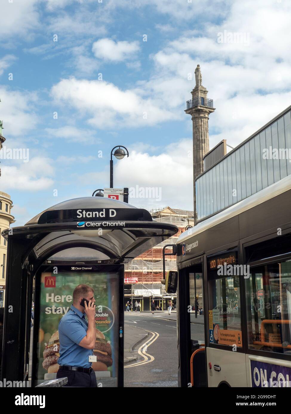 Uomo al telefono alla fermata dell'autobus, Blackett Street, Newcastle upon Tyne, Tyneside, Foto Stock