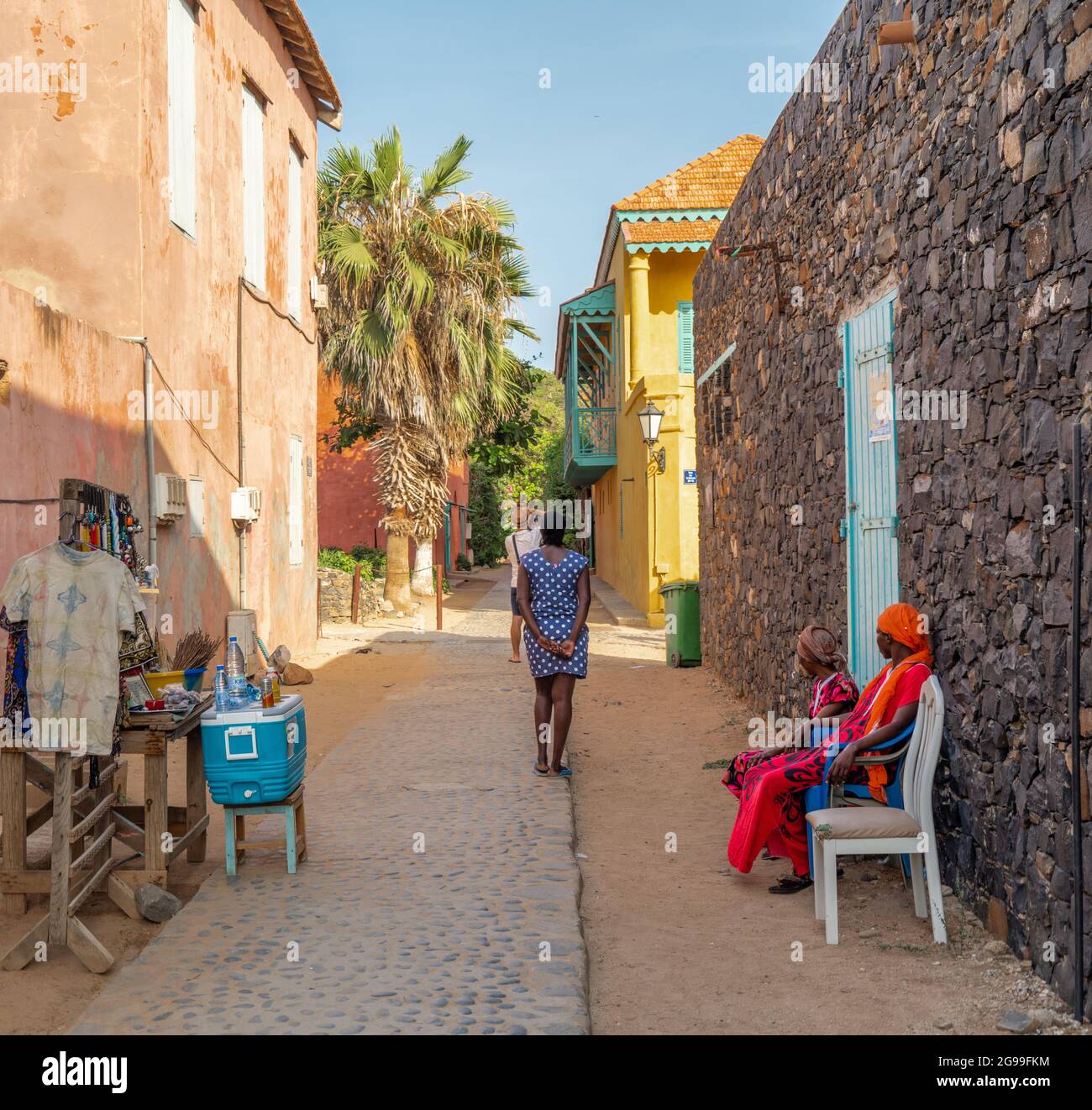 Strade colorate dell'isola di Goree, Dakar, Senegal. L'isola è conosciuta per il suo ruolo nel commercio degli schiavi dell'Atlantico dal XV al XIX secolo. Foto Stock