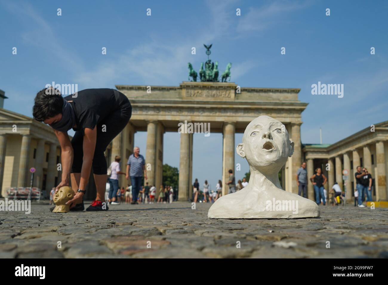 Berlino, Germania. 25 luglio 2021. Durante la Giornata internazionale del soccorso marittimo, l'artista e attivista dei diritti umani Insa Pohlenga metterà figure in argilla su Pariser Platz di fronte alla porta di Brandeburgo come parte dell'azione artistica politica 'in-Humanity-EU'. Un totale di dodici stelle concrete simboleggeranno il baluardo dell'Unione europea, dodici figure di argilla incarnano la situazione di molte persone in fuga. Credit: Jörg Carstensen/dpa/Alamy Live News Foto Stock