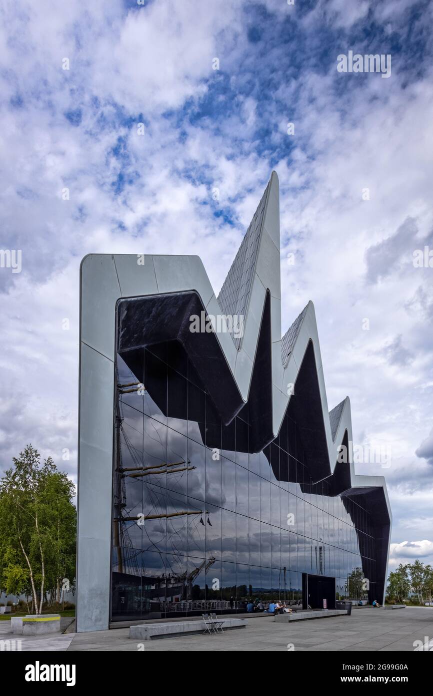 Il Museo del Riverside di Glasgow, il Museo dei Trasporti, con l'alta nave Glenlee riflessa nella parete di vetro. Foto Stock