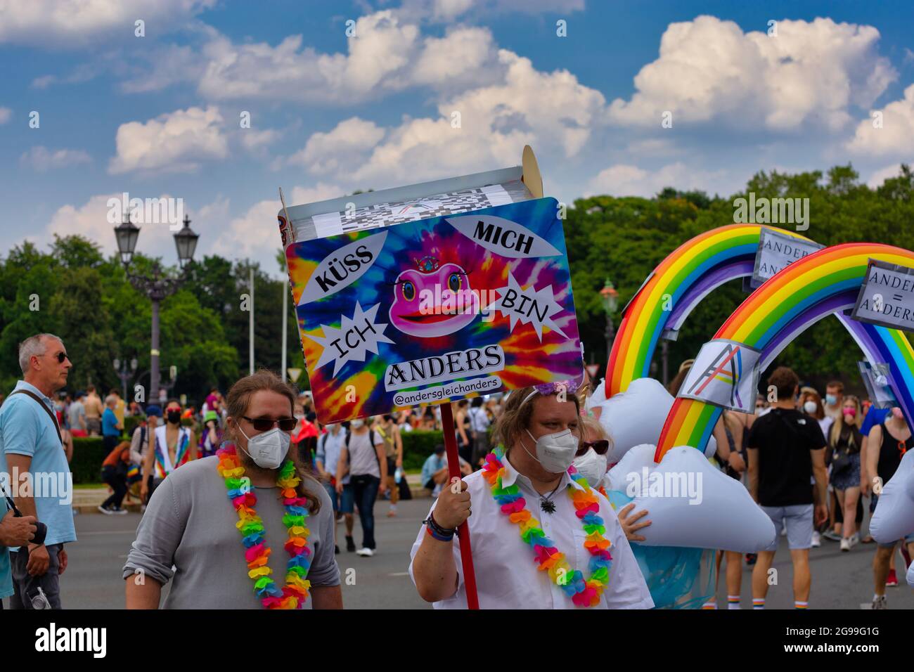 Berlino, Germania - 24 luglio 2021 - partecipante alla demo di Christopher Street Day (CSD) a Berlino con un cartello (tedesco) Küss mich, Ich bin anders ('Kiss Foto Stock