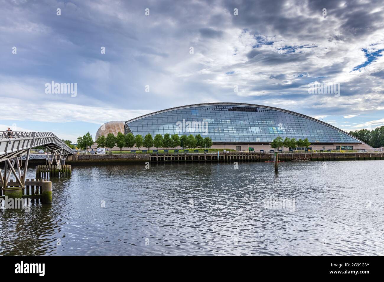Il Millenium Bridge sul fiume Clyde con il Glasgow Science Centre sullo sfondo. Foto Stock