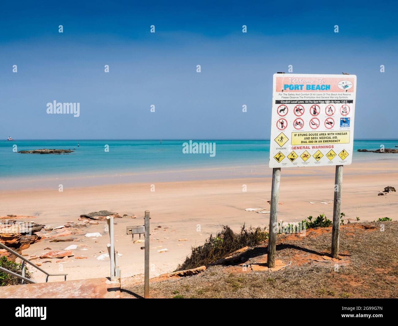 Cartello segnaletico dei pericoli marini a Port Beach, Broome, Kimberley, Australia Occidentale Foto Stock