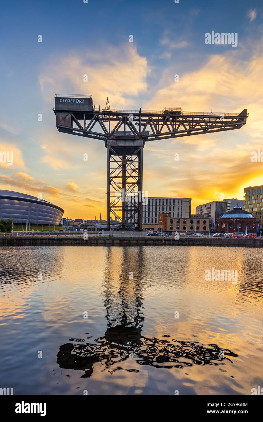 Il Finnieston Crane (noto anche come Stobcross Crane) è la più grande delle gru a sbalzo, di cui quattro rimangono lungo il fiume Clyde a Glasgow. Foto Stock