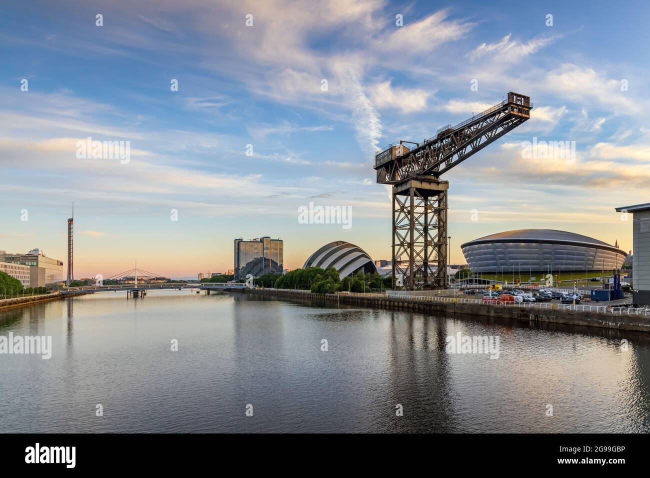 Vista sul fiume Clyde a Glasgow, subito dopo l'alba. Foto Stock