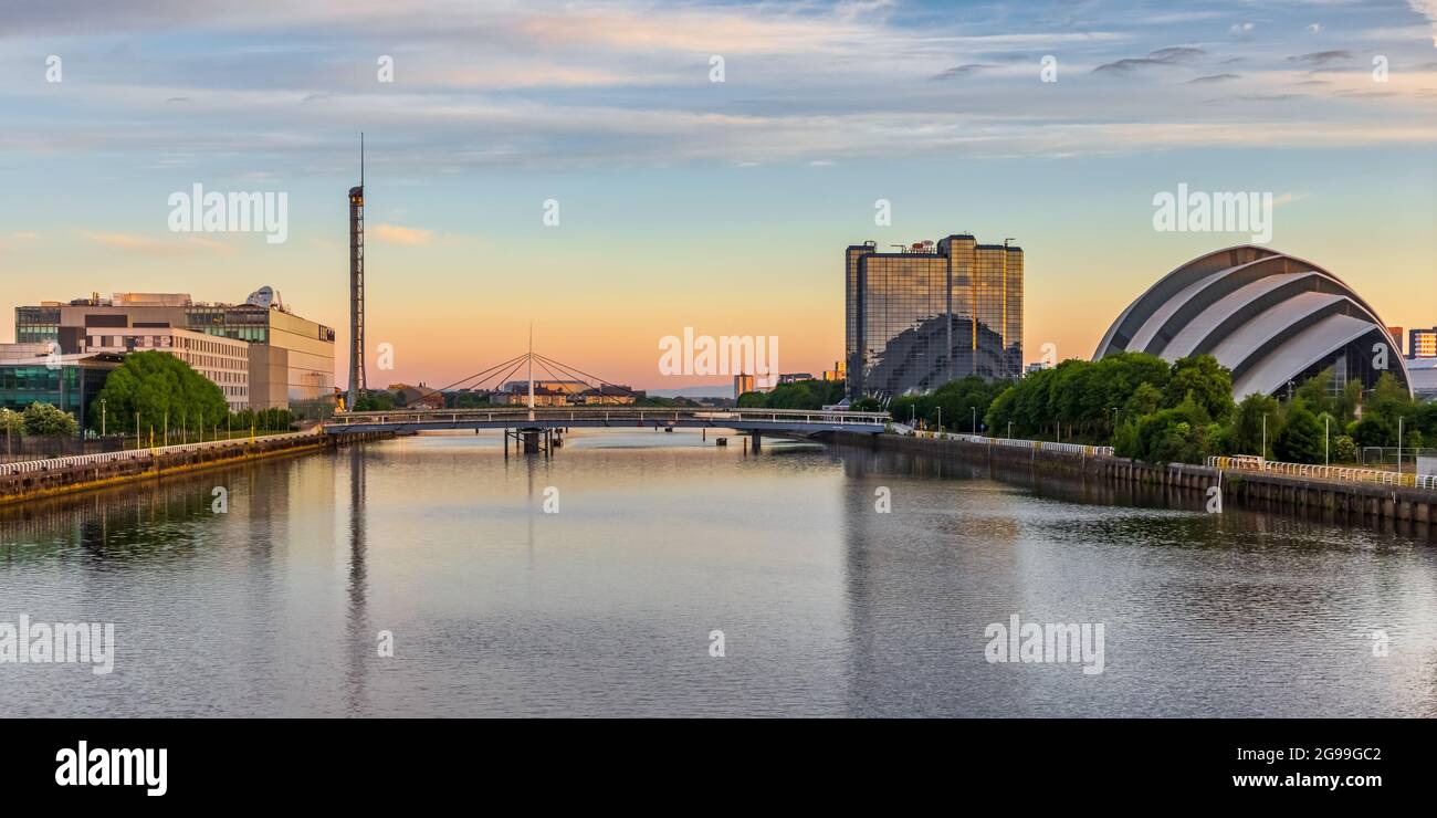 Vista sul fiume Clyde a Glasgow all'alba. Foto Stock