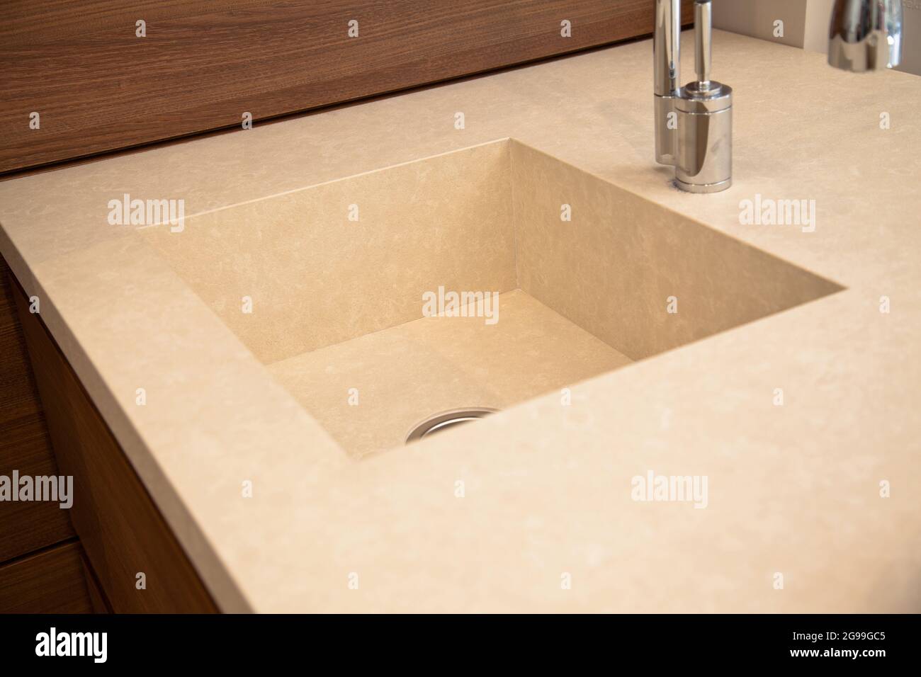 Interni di lussuosa cucina moderna e lavello e rubinetto in ceramica Foto Stock