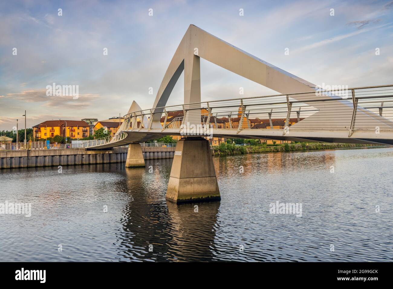 Il ponte Squiggly sul fiume Clyde a Glasgow, preso poco dopo l'alba. Foto Stock