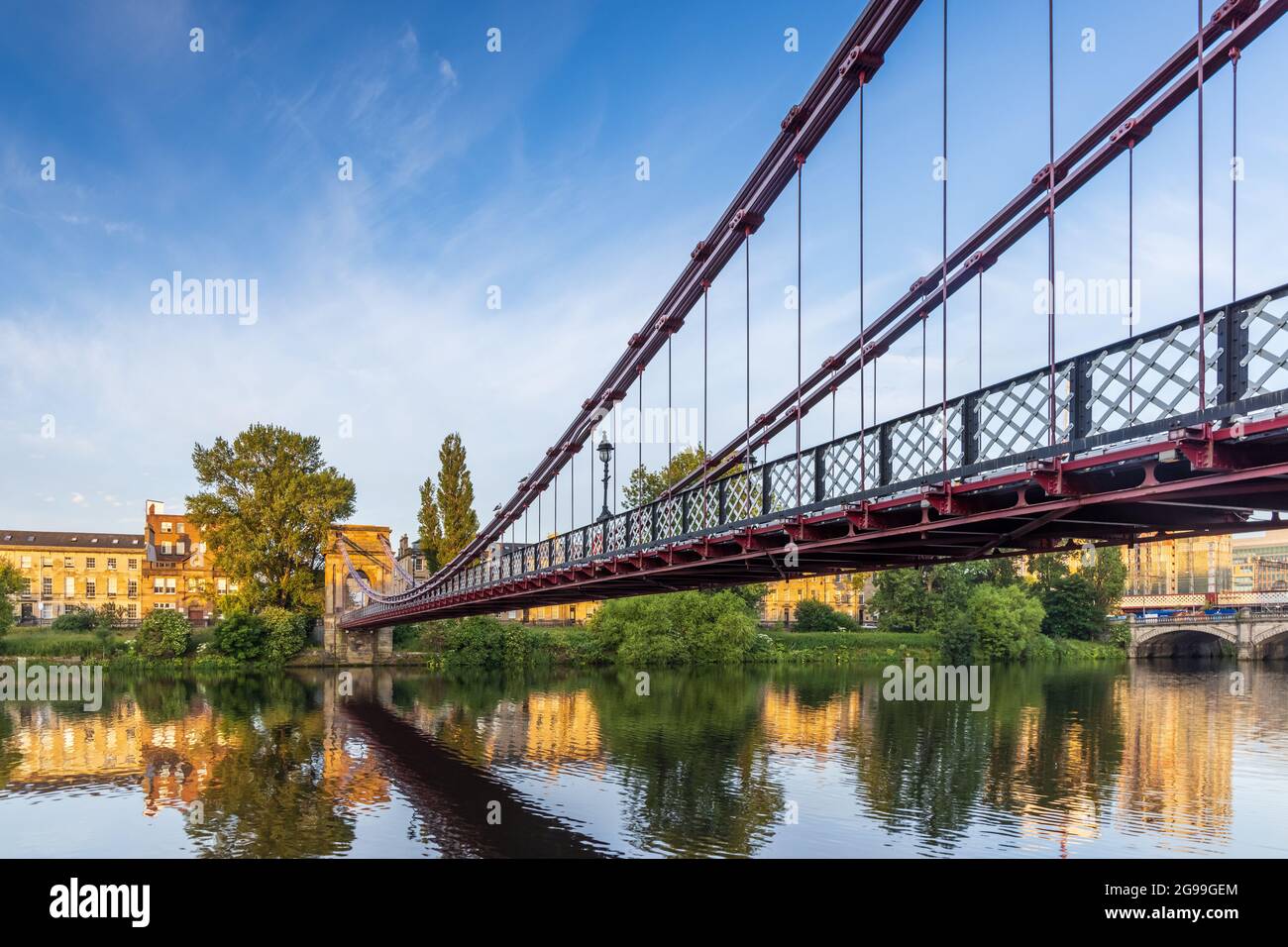 South Portland Street Suspension Bridge che attraversa il fiume Clyde a Glasgow, Scozia, Regno Unito Foto Stock