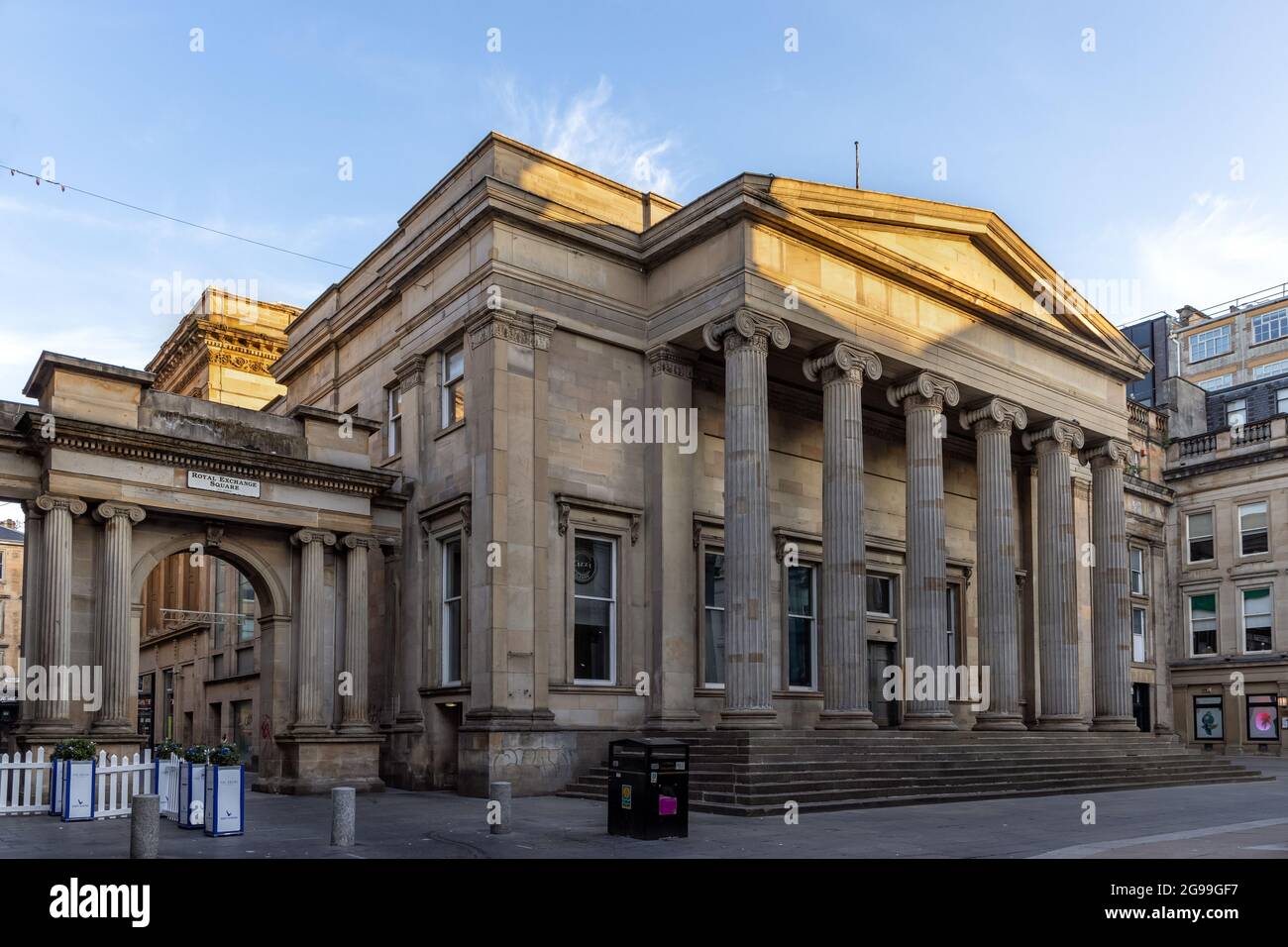 L'ingresso ad arco a Royal Exchange Square nel centro di Glasgow, Scozia, Regno Unito Foto Stock