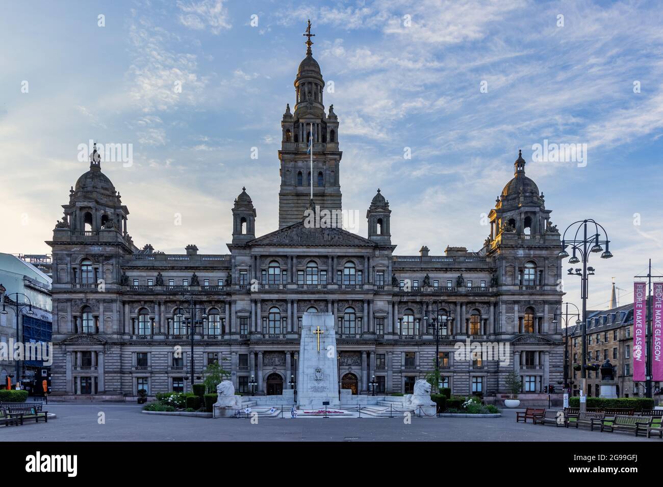 Il monumento ai caduti di Cenotaph e l'edificio Glasgow City Chambers a George Square nel centro di Glasgow, Scozia, Regno Unito Foto Stock