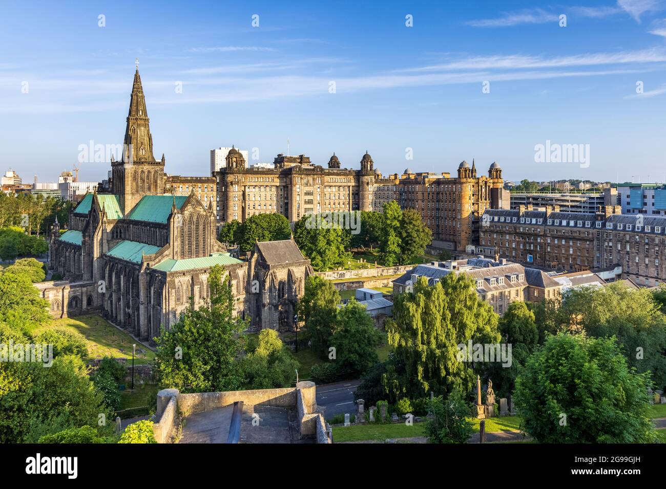 La cattedrale di Glasgow, la più antica cattedrale della Scozia continentale, e l'antica infermeria reale, presa dal cimitero vittoriano di Nacropolis. Foto Stock