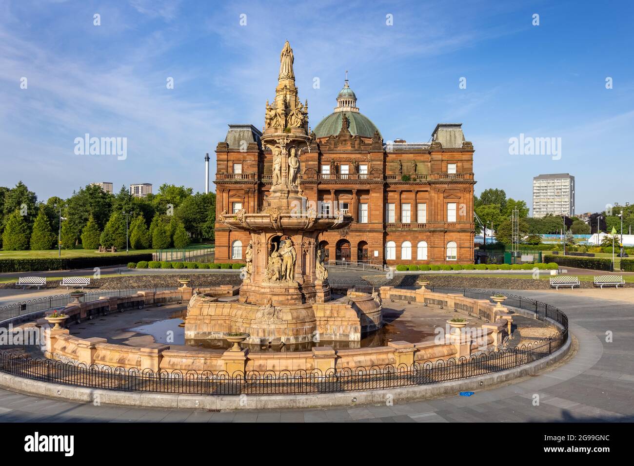 La Fontana di Daulton fuori dal Palazzo del Popolo, un museo di storia sociale situato nella storica Glasgow Green in Scozia, Regno Unito Foto Stock