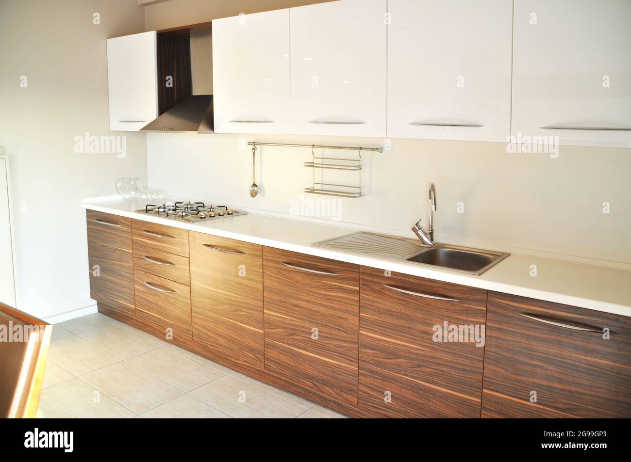 Interno di lussuosa cucina moderna e lavandino, rubinetto e scarico in acciaio inossidabile Foto Stock