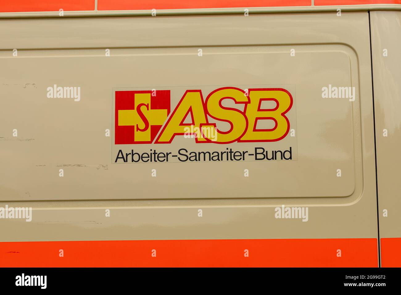 Berlino, Germania - 24 luglio 2021 - Logo dell'organizzazione tedesca di aiuti ASB / Arbeiter-Samariter-Bund su un'ambulanza Foto Stock