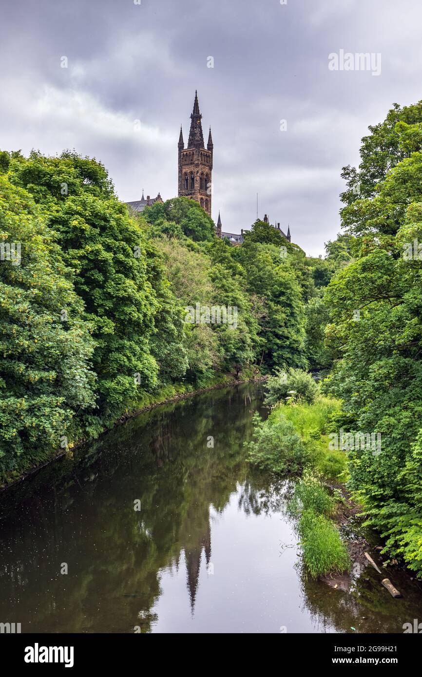 Il fiume Kelvin a Glasgow, con il campanile Gotico Sir George Gilbert Scott presso l'Università di Glasgow sullo sfondo. Foto Stock