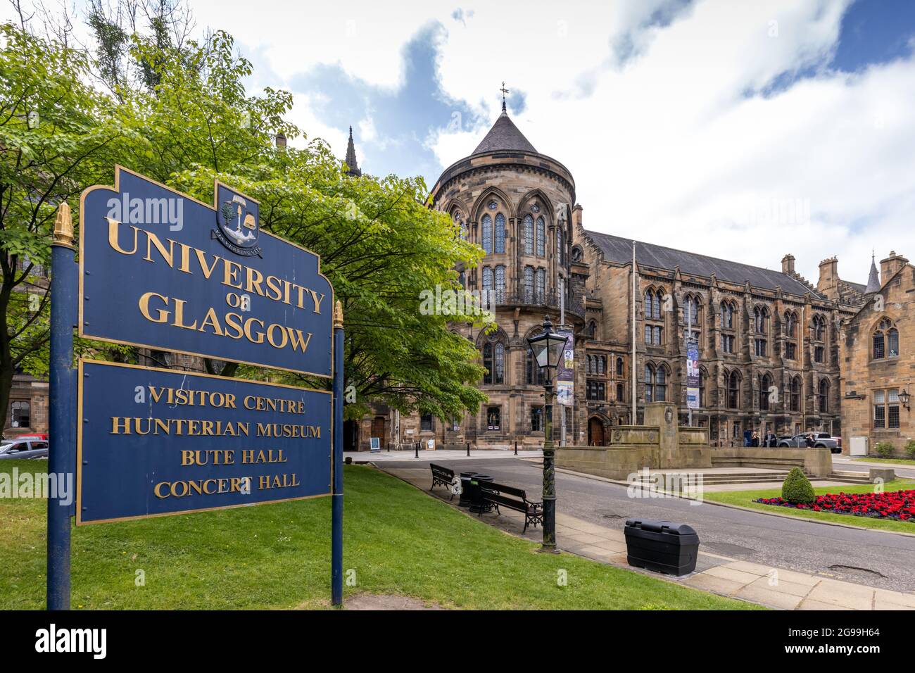 Insegna e ingresso all'Università di Glasgow sul campus Gilmorehill su University Avenue, nel centro di Glasgow, Scozia. Foto Stock