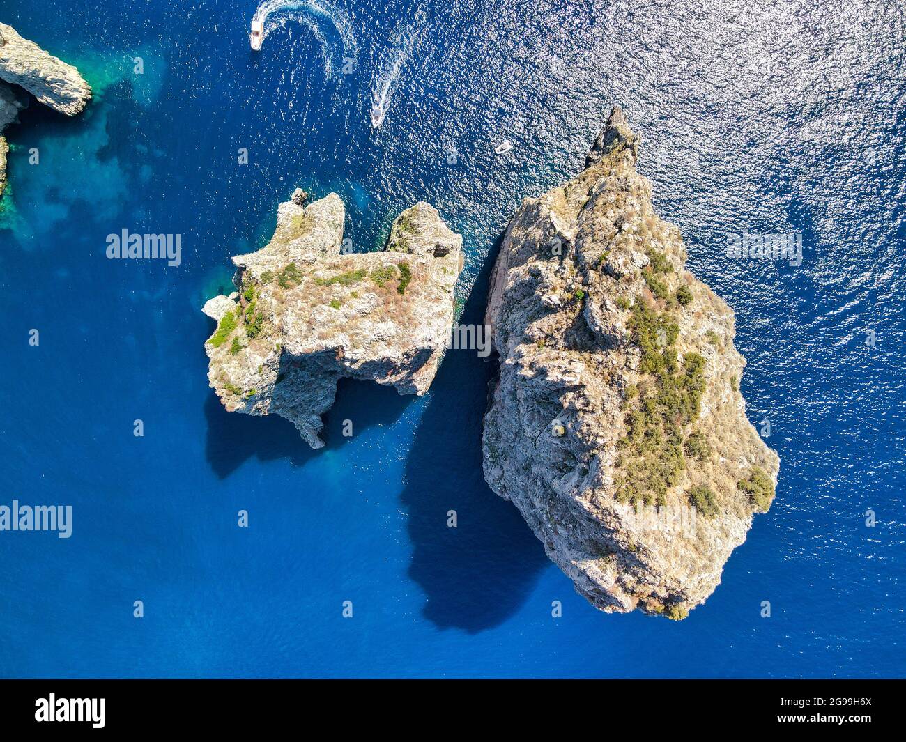 Punto panoramico del drone su Faraglioni, Capri, Italia. Vista dall'alto  del famoso punto di riferimento nella stagione estiva Foto stock - Alamy