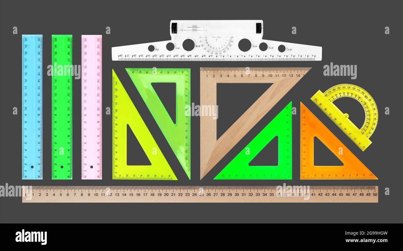 Cancelleria - Banner, collage varietà di righelli isolato sfondo verde. Foto Stock