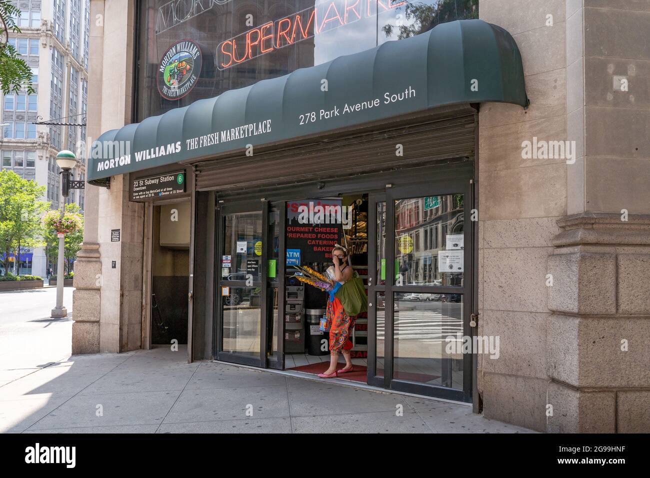 Un acquirente esce da un supermercato Morton Williams a Manhattan a New York. La catena di supermercati Big Apple Morton Williams ha deciso di frenare gravemente le sue vendite e la commercializzazione di gelato ben & Jerry dopo che il marchio popolare ha preso le parti in una lunga controversia Medio Oriente. Ben & Jerry's che si unisce al movimento antisemita Boycott, disinvestimenti e sanzioni (BDS) rivolto a Israele annunciano che smetterebbe di vendere gelati in ciò che percepisce come i territori occupati. Foto Stock