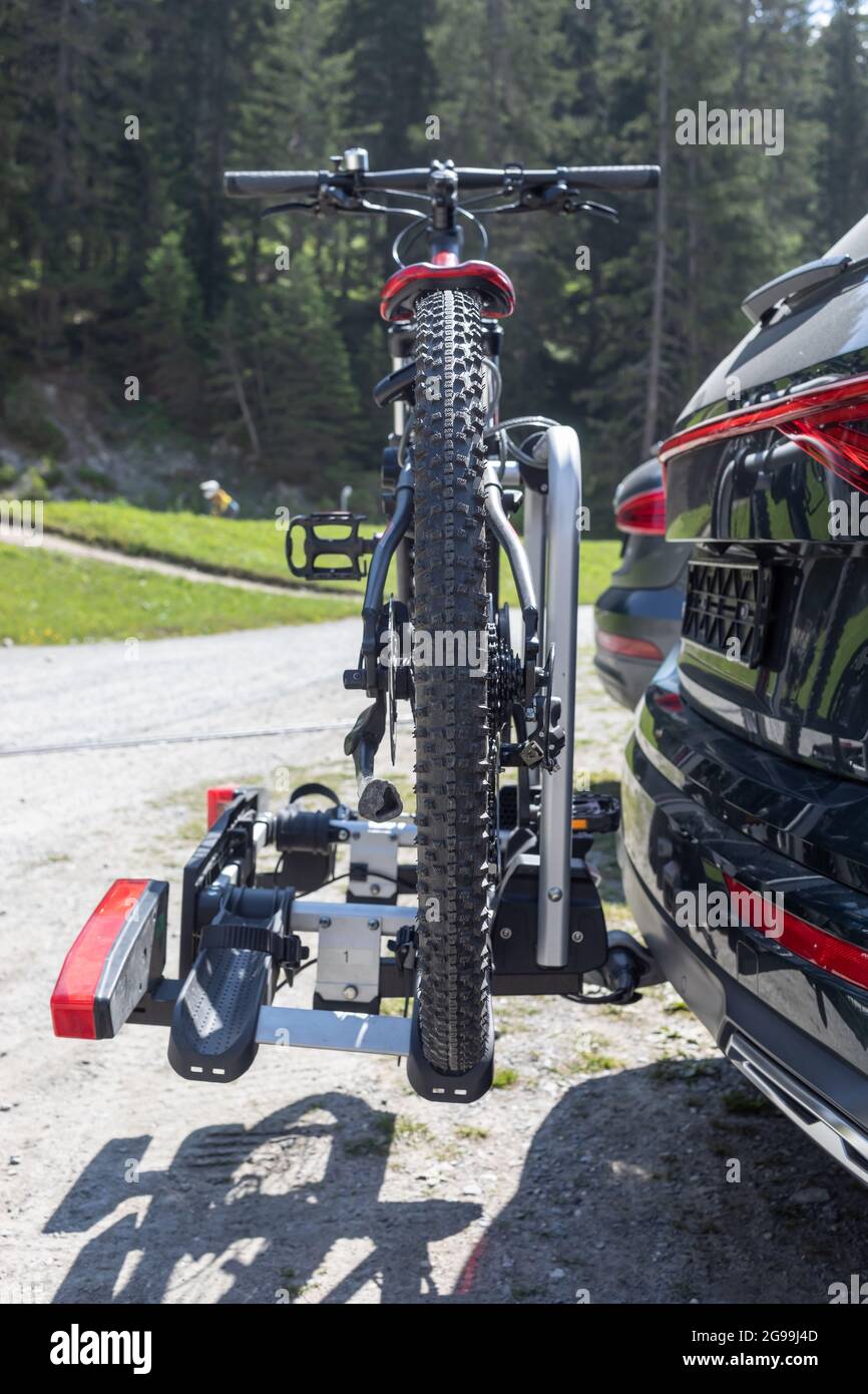 mountain bike su un portabiciclette posteriore Foto Stock