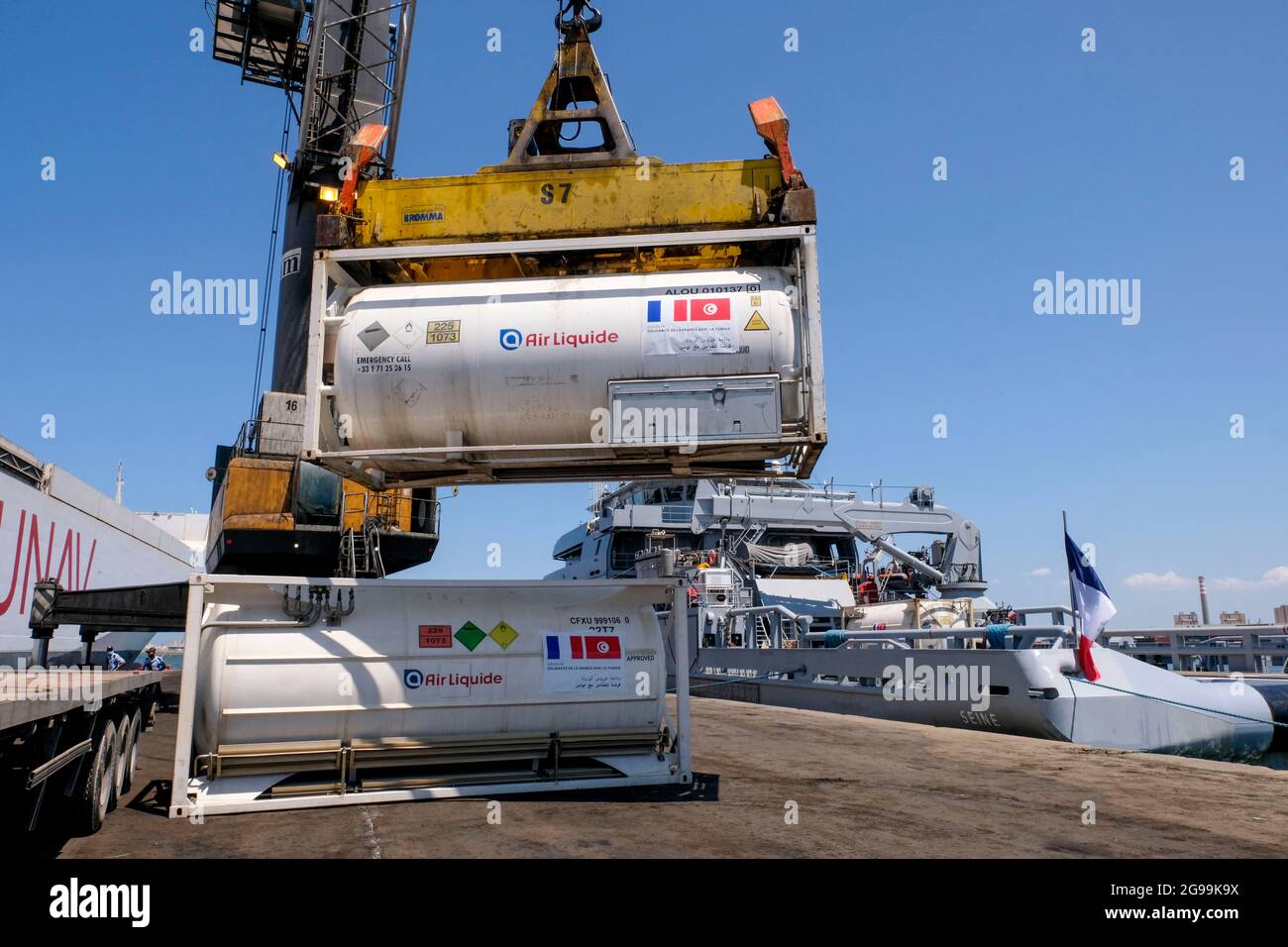 Rades, Tunisia. 25 luglio 2021. La nave militare la Seine nel porto di Rades in Tunisia, il 22 luglio 2021, come parte dell'aria e un ponte marittimo per l'ossigeno medico, voluto dal presidente Emmanuel Macron in solidarietà con la Tunisia. Ricezione di 60,000 litri di ossigeno attraverso 3 contenitori trasportati dalla Marina Nazionale. 3,000 pazienti di Covid-19 saranno in grado di essere trattati in questo modo. Foto di Nicolas Fauque/Images de Tunisie/ABACAPRESS.COM Credit: Abaca Press/Alamy Live News Foto Stock