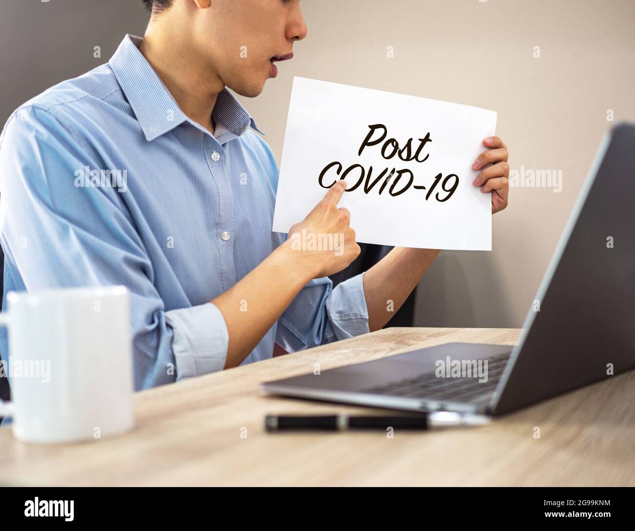 Presentazione post covid di un uomo asiatico - video riunione Foto Stock