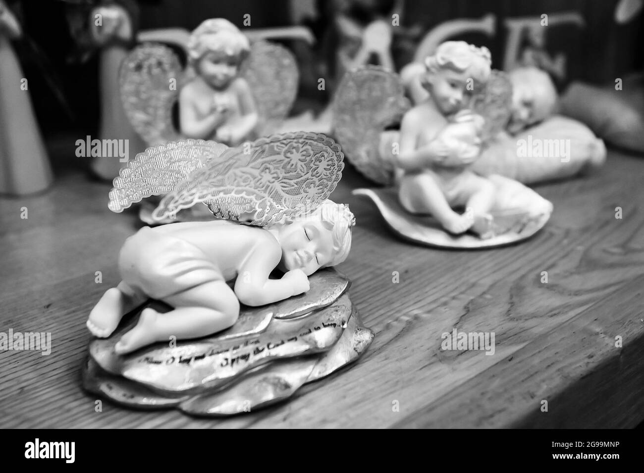 JOHANNESBURG, SUD AFRICA - 06 gennaio 2021: Un primo piano di figurine ornamentali in ceramica angelo per la vendita in un negozio Foto Stock