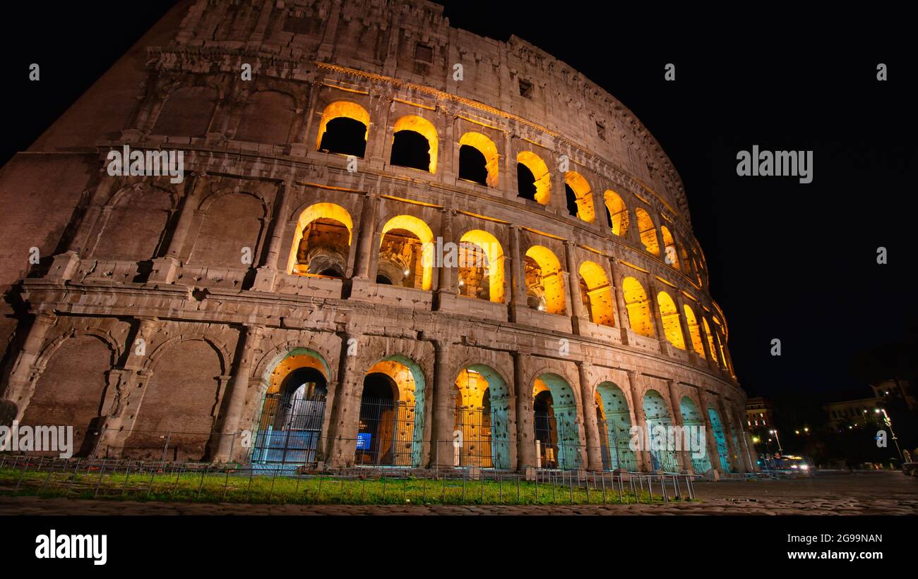 Il famoso e storico Colosseo di notte a Roma Foto Stock