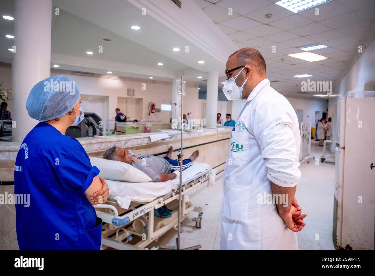 Nel reparto di emergenza dell'ospedale Mongi Slim di la Marsa, sobborgo settentrionale di Tunisi, Tunisia, il 23 luglio 2021. Il capo del dipartimento, Dr. Nour Nouira, deve gestire con la sua squadra una crisi molto tesa quotidiano Covid-19. Tutte le camere, le sale e i corridoi del servizio sono richiesti per i casi di Covid, mentre allo stesso tempo la gestione delle emergenze giornaliere. La tensione del flusso di ossigeno molto sollecitata dal sovraccarico dei pazienti è il problema principale oltre al sottopersonale di fronte alla variante Delta. Foto di Nicolas Fauque/Images de Tunisie/ABACAPRESS.COM Foto Stock