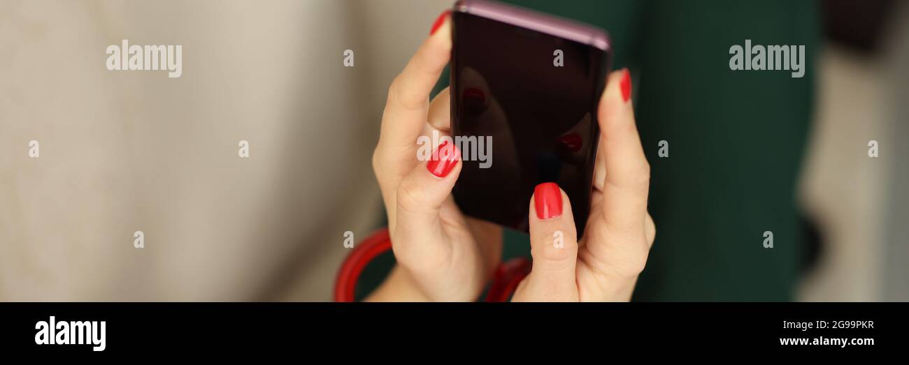 Mani femminili con smartphone Lock Hold. Dipendenza dal concetto di gadget moderni Foto Stock