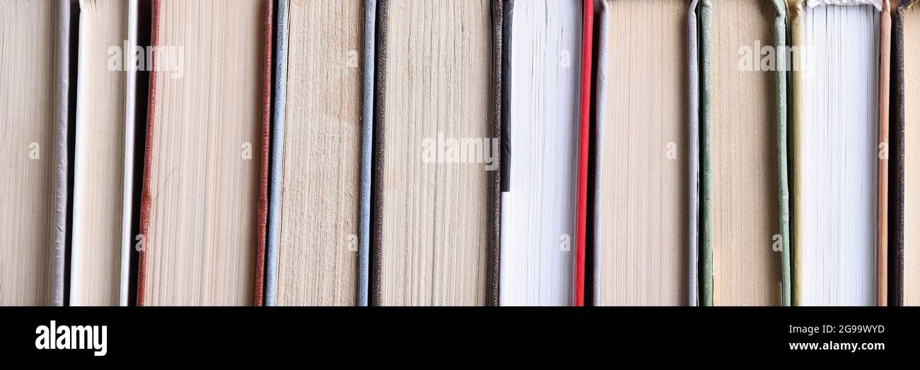 I libri sono in fila sulla tavola di legno closeup Foto Stock