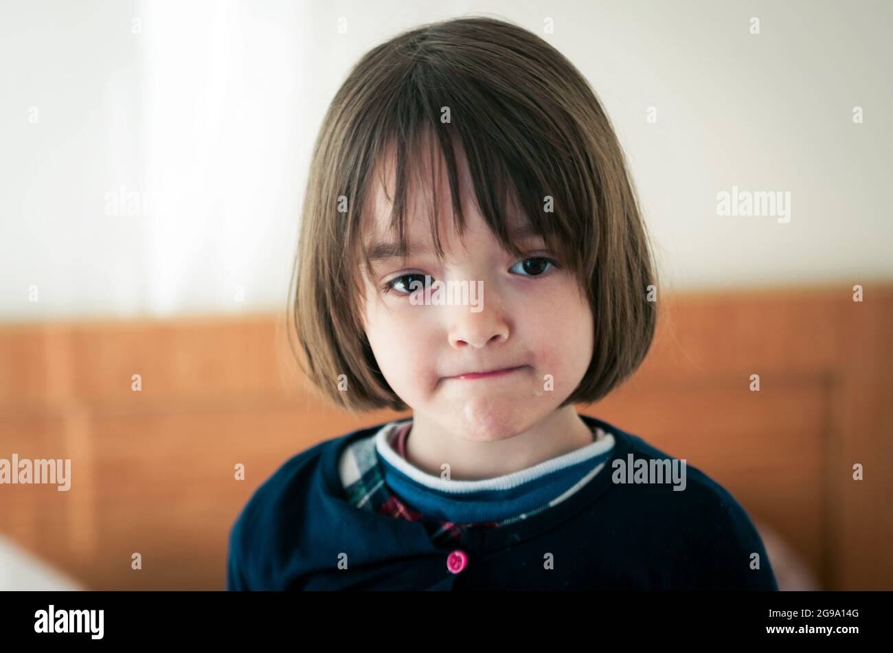 Ritratto di bambina a casa Foto Stock