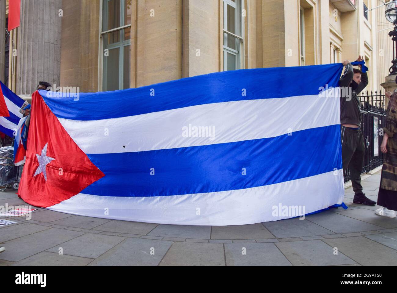 Londra, Regno Unito. 24 luglio 2021. I manifestanti si sono riuniti in Piazza Trafalgar per protestare contro il blocco statunitense di Cuba. Foto Stock