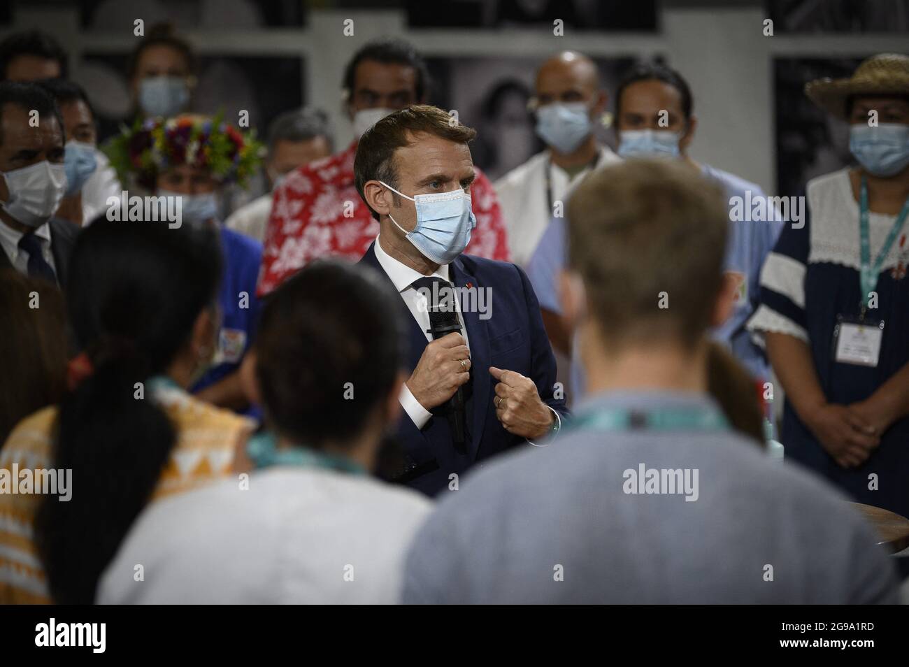 Il presidente francese Emmanuel Macron (C) parla con medici e infermieri che lavorano presso il Centro ospedaliero della Polinesia francese di Papeete dopo il suo arrivo a Tahiti, in Polinesia francese, il 24 luglio 2021. Foto di Eliot Blondt/ABACAPRESS.COM Foto Stock