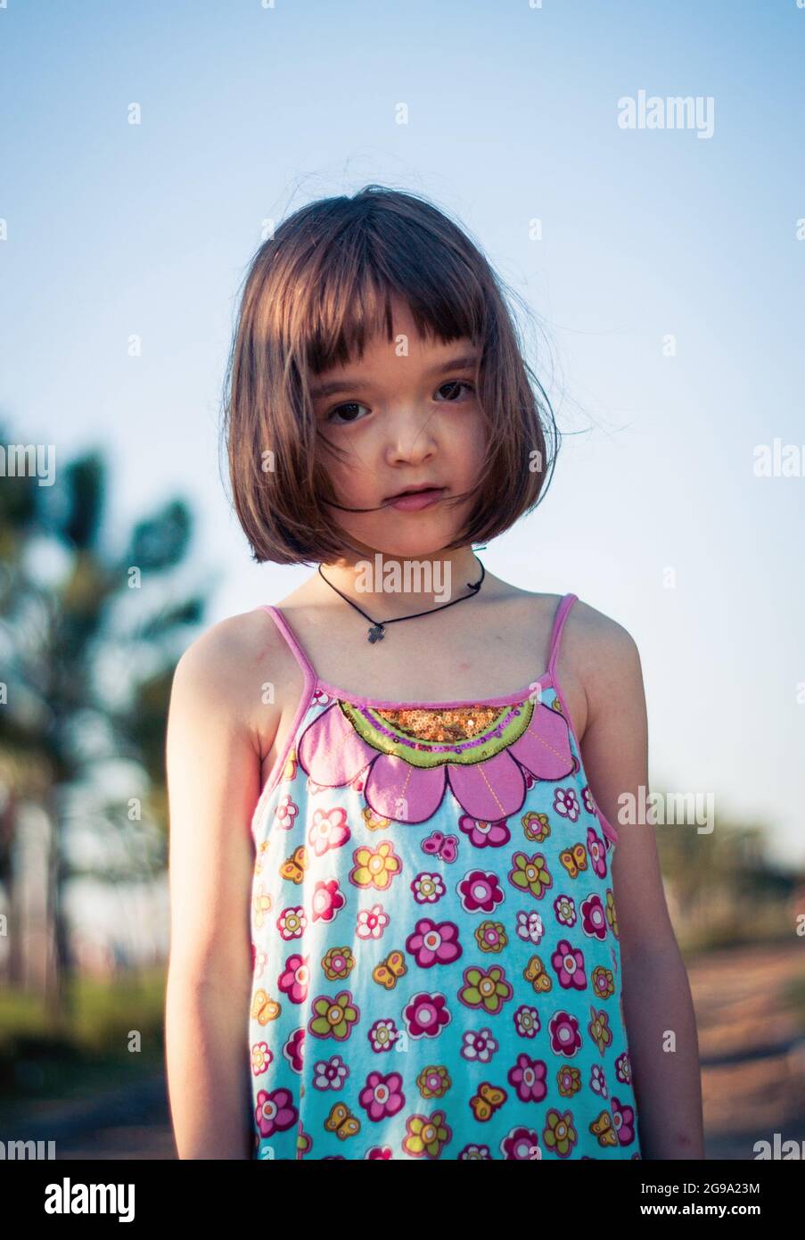 Bambina che si diverte all'aperto al tramonto Foto Stock