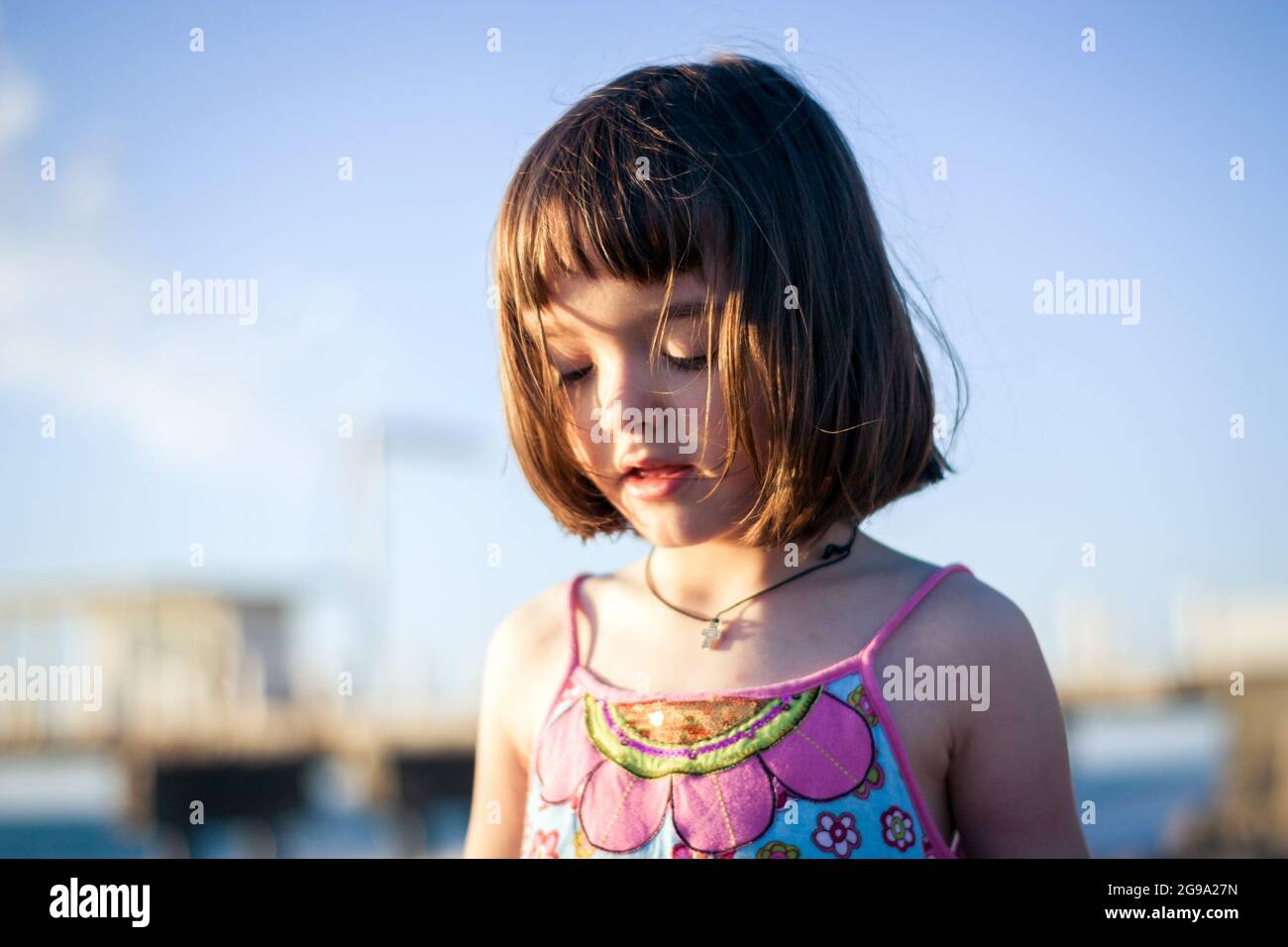 Bambina che si diverte all'aperto al tramonto Foto Stock