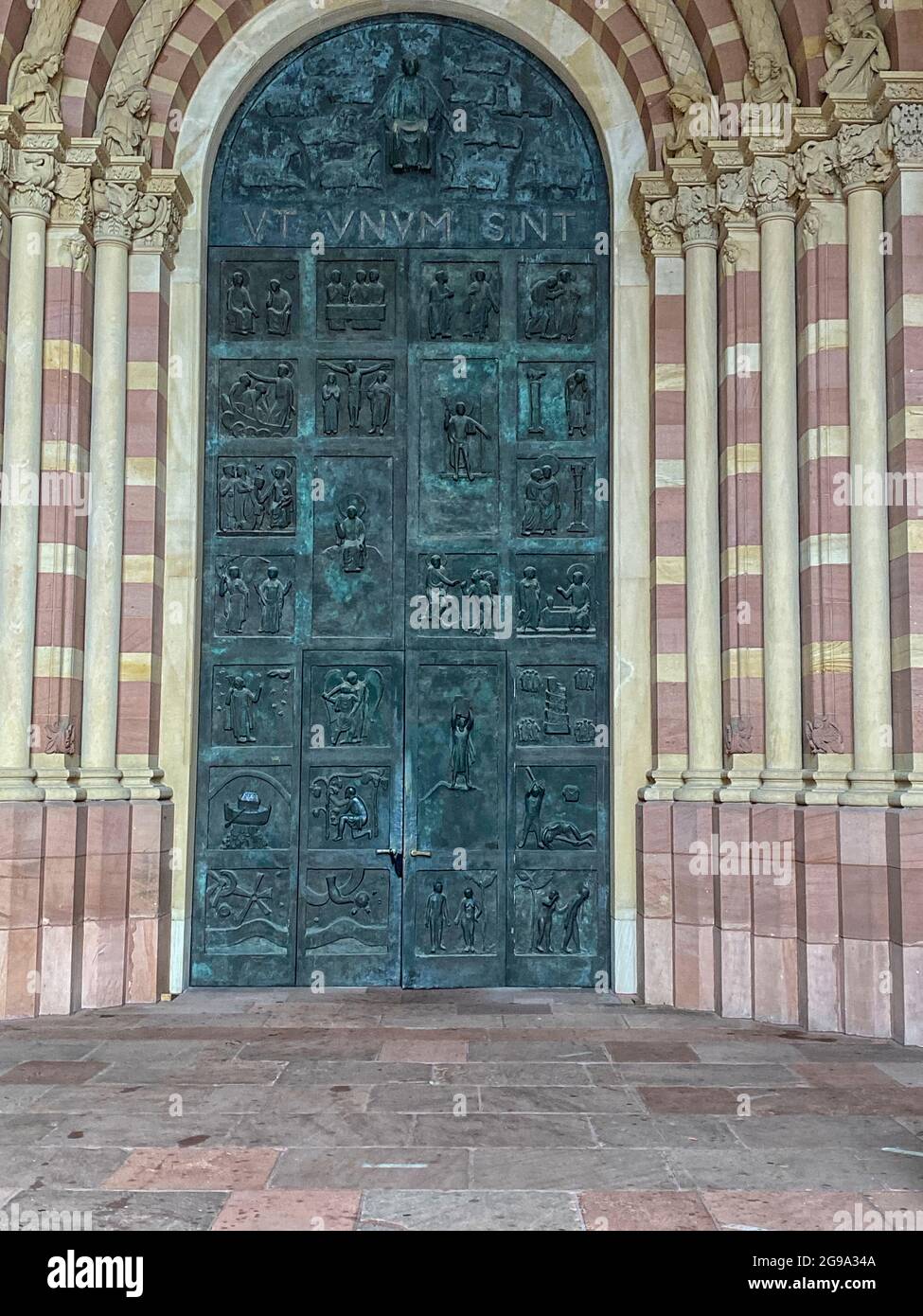 Il portale con rilievi in bronzo della cattedrale imperiale di Speyer in Germania Foto Stock