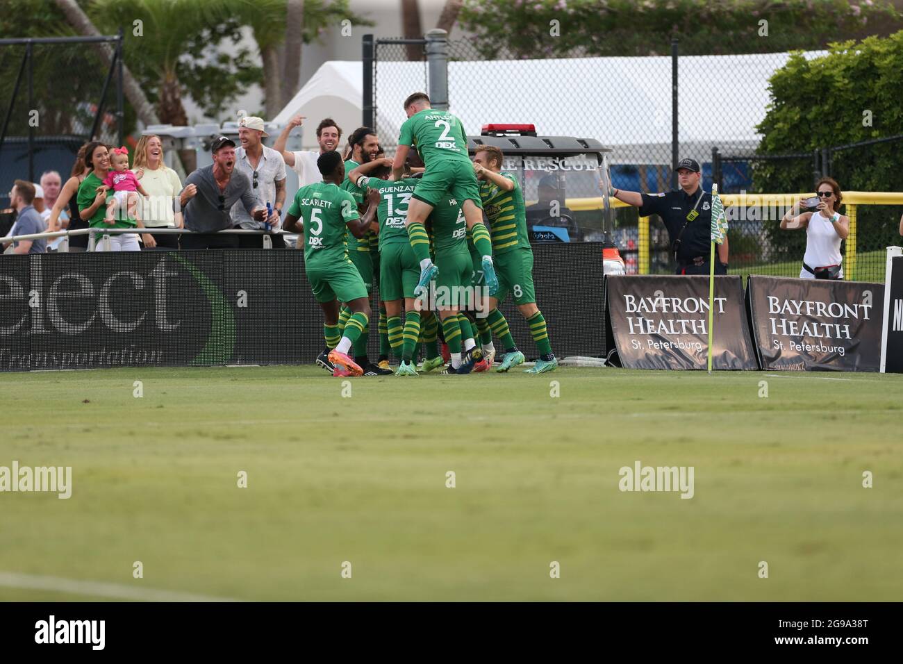 San Pietroburgo, Florida USA; i Tampa Bay Rowdies celebrano il primo obiettivo difensore Aaron Guillen (33) durante una partita di calcio USL contro l'ONU Loudoun Foto Stock