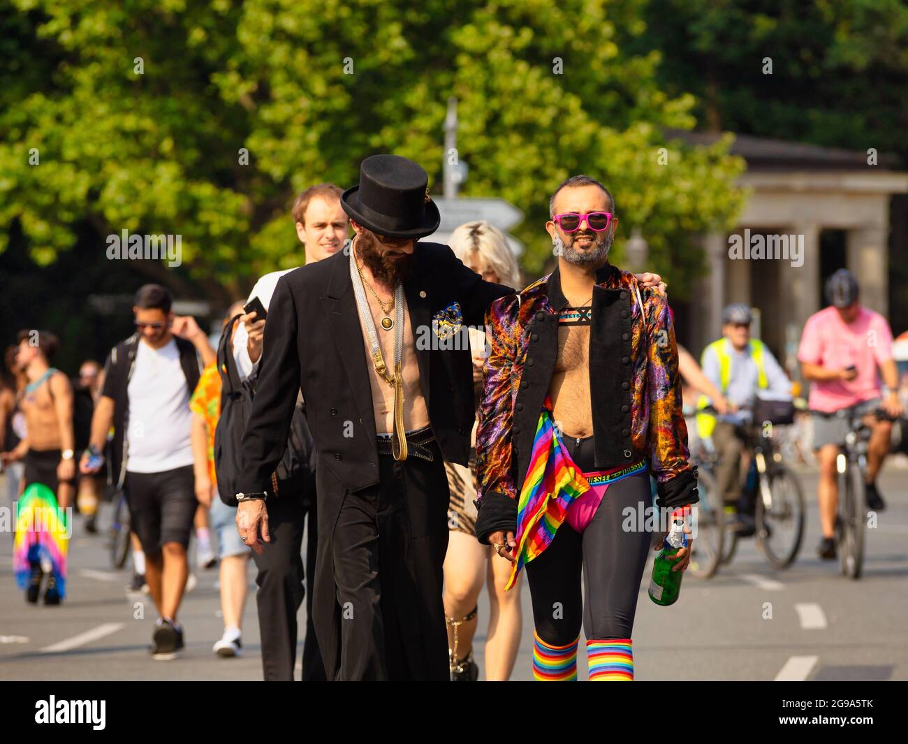 Berlino, Germania - 24 luglio 2021 - una coppia gay al Christopher Street Day di Berlino Foto Stock