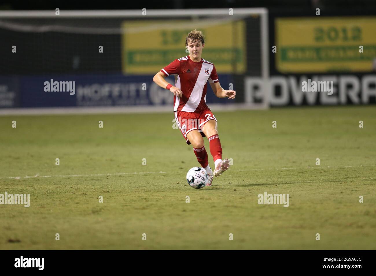 San Pietroburgo, FL USA; il difensore del Loudoun United FC Owen Walz (26) passa la palla durante una partita di calcio USL contro i Tampa Bay Rowdies, sabato, J. Foto Stock