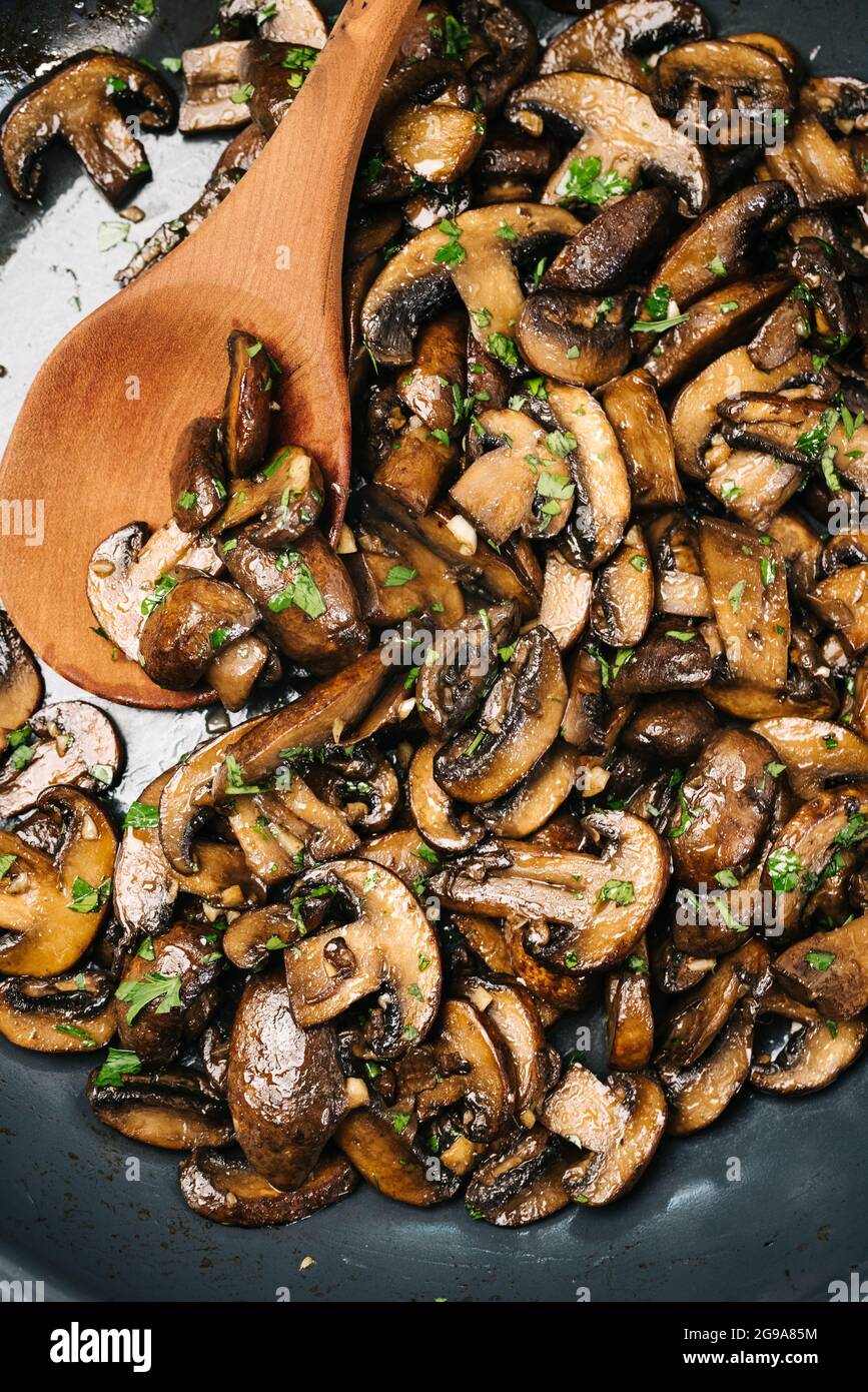 Funghi cremini saltati in una padella Foto Stock